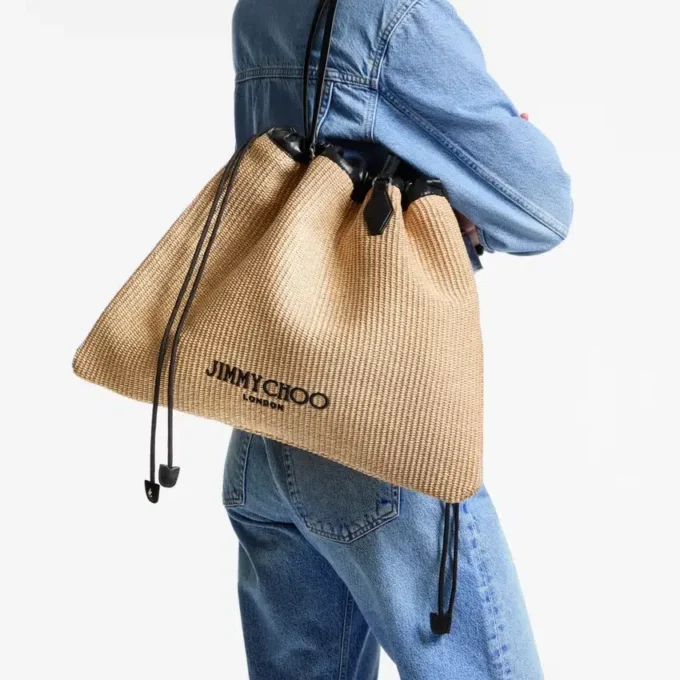 Stor naturfärgad mjuk raffia-tote med dragsko och detaljer i slätt kalvskinn