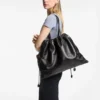 Stor toteväska med dragsko i svart nappaläder med präglad jimmy choo