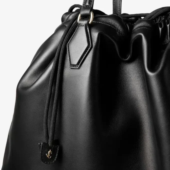 Stor toteväska med dragsko i svart nappaläder med präglad jimmy choo
