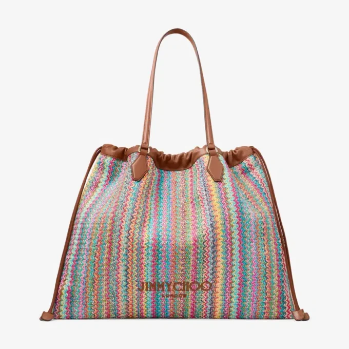 Stor toteväska med dragsko Toteväska i raffia med dragsko i färgerna Multi och Tan Chevron samt läderdetaljer