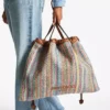 Stor toteväska med dragsko Toteväska i raffia med dragsko i färgerna Multi och Tan Chevron samt läderdetaljer