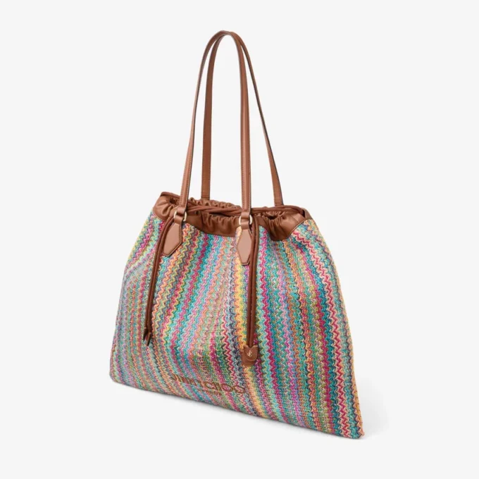 Stor toteväska med dragsko Toteväska i raffia med dragsko i färgerna Multi och Tan Chevron samt läderdetaljer