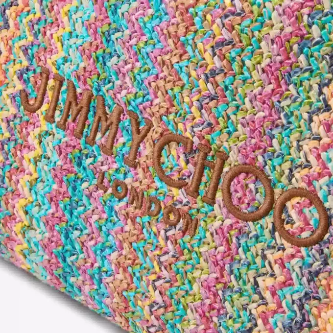 Stor toteväska med dragsko Toteväska i raffia med dragsko i färgerna Multi och Tan Chevron samt läderdetaljer