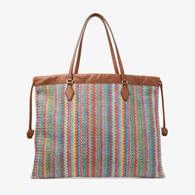 Stor toteväska med dragsko Toteväska i raffia med dragsko i färgerna Multi och Tan Chevron samt läderdetaljer