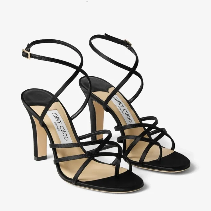 Svart satinsandal med remmar Svart satinsandal med remmar