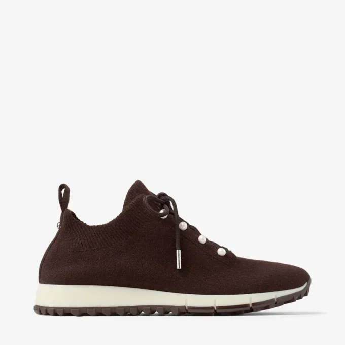 Veles chokladbruna sneakers i melerad kashmirstickning med pärlknappar