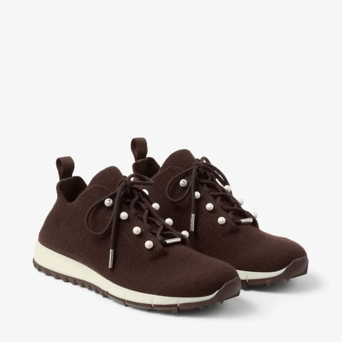 Veles chokladbruna sneakers i melerad kashmirstickning med pärlknappar