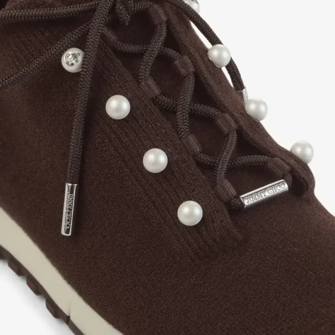 Veles chokladbruna sneakers i melerad kashmirstickning med pärlknappar