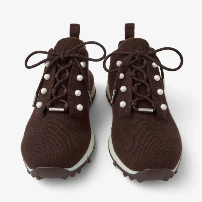 Veles chokladbruna sneakers i melerad kashmirstickning med pärlknappar