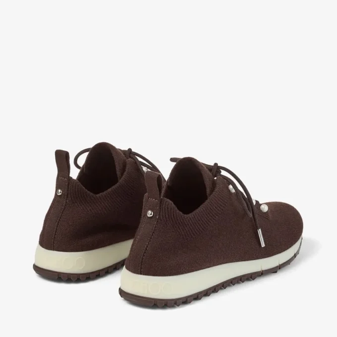 Veles chokladbruna sneakers i melerad kashmirstickning med pärlknappar
