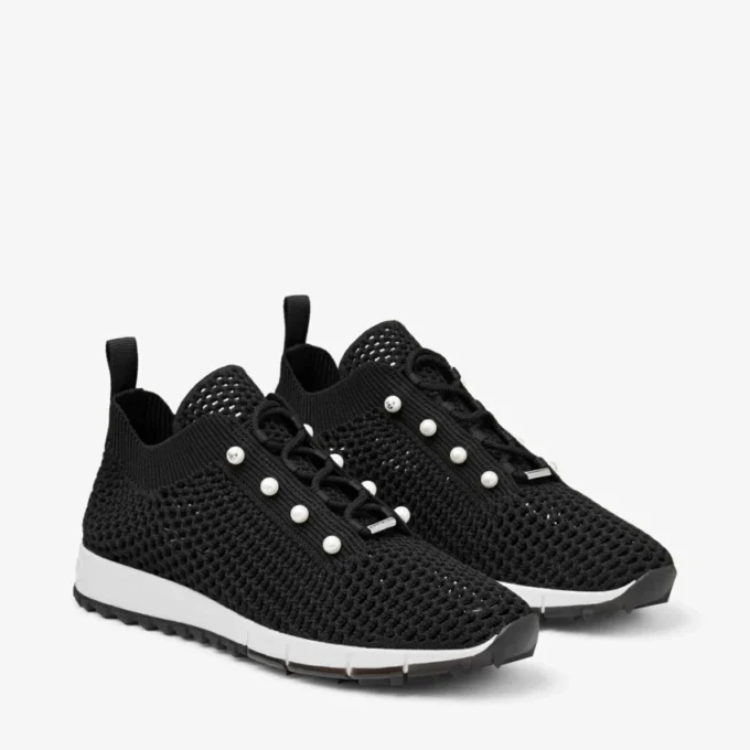 Veles svarta låga sneakers i virkat tyg med pärlor Veles svarta låga sneakers i virkat tyg med pärlor