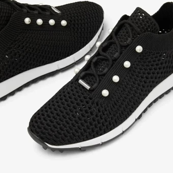 Veles svarta låga sneakers i virkat tyg med pärlor Veles svarta låga sneakers i virkat tyg med pärlor