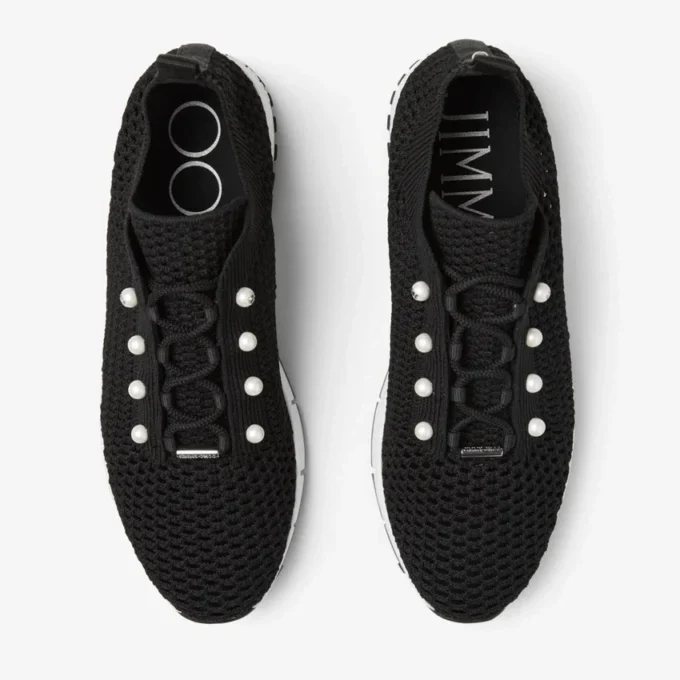 Veles svarta låga sneakers i virkat tyg med pärlor Veles svarta låga sneakers i virkat tyg med pärlor