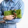 Zandra Clover-clutch i mocka med pärlarmband