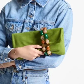 Zandra Clover-clutch i mocka med pärlarmband