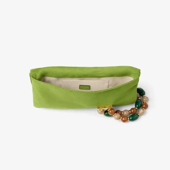 Zandra Clover-clutch i mocka med pärlarmband