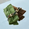 Zandra Clover-clutch i mocka med pärlarmband