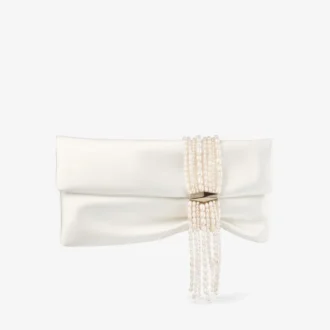 Zandra Clutch i elfenbensfärgad satin