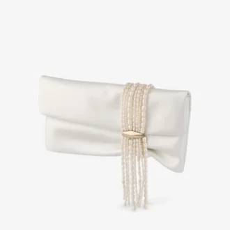Zandra Clutch i elfenbensfärgad satin
