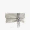 Zandra ljus, mjukt guldskimrande mocka-clutch med kedjearmband