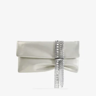 Zandra ljus, mjukt guldskimrande mocka-clutch med kedjearmband