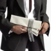Zandra ljus, mjukt guldskimrande mocka-clutch med kedjearmband