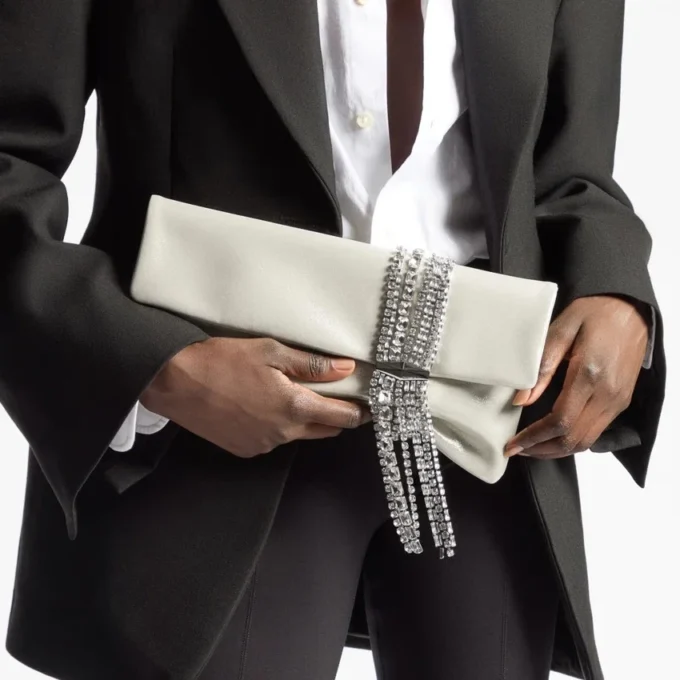 Zandra ljus, mjukt guldskimrande mocka-clutch med kedjearmband