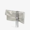 Zandra ljus, mjukt guldskimrande mocka-clutch med kedjearmband