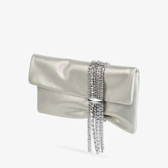 Zandra ljus, mjukt guldskimrande mocka-clutch med kedjearmband