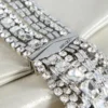 Zandra ljus, mjukt guldskimrande mocka-clutch med kedjearmband