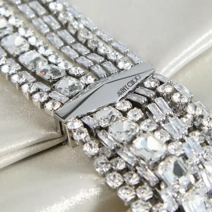 Zandra ljus, mjukt guldskimrande mocka-clutch med kedjearmband