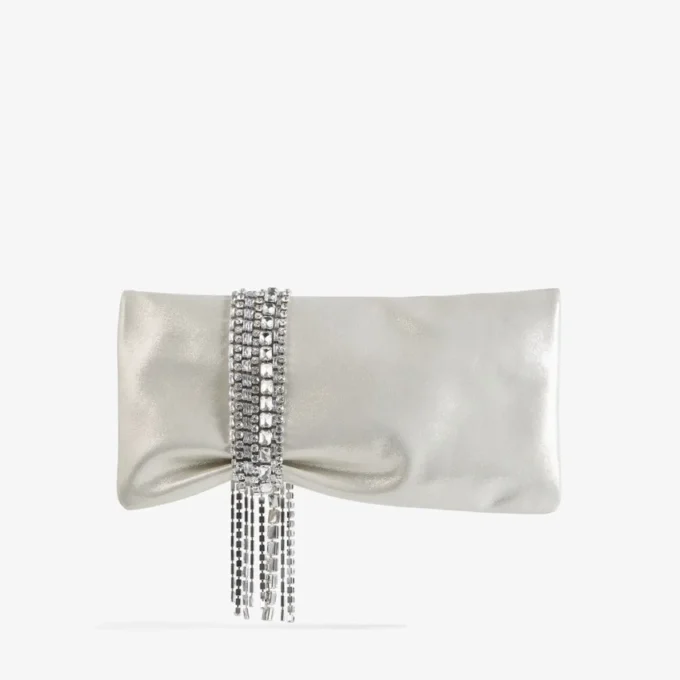 Zandra ljus, mjukt guldskimrande mocka-clutch med kedjearmband